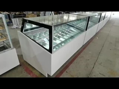 Prezentacja lodów w zamrażarce